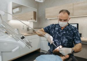 dentiste entrain de faire un détartrage