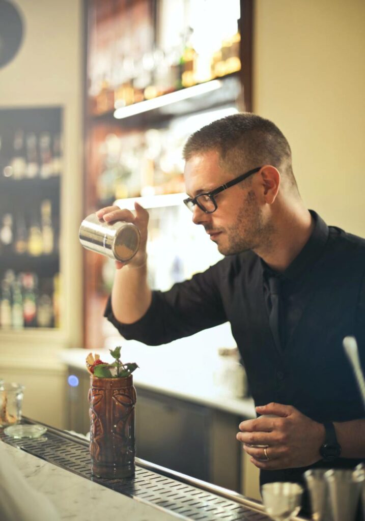 barman rhum ambre cocktail