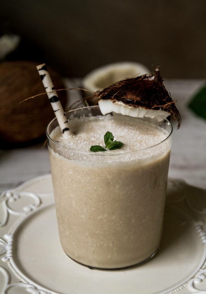 cocktail de rhum à la noix de coco avec une paille